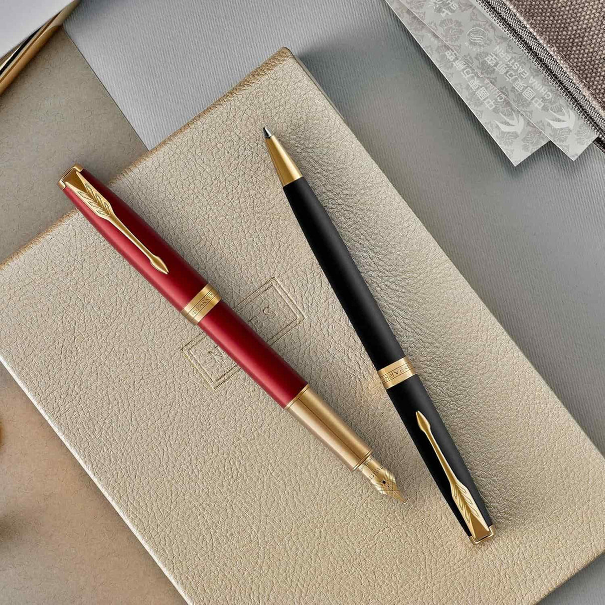 Parker Sonnet - Boligrafo Black Lacquer Gold Trim, Punta Media, Tinta Negra